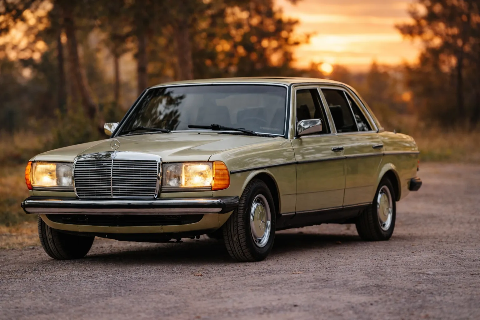 Detale klasycznego samochodu w profesjonalnym warsztacie – niezależny serwis Mercedes.