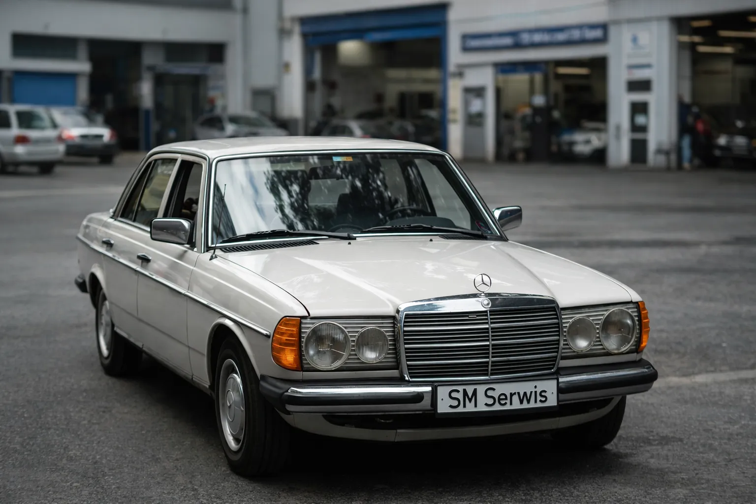 Odrestaurowany klasyczny samochód w warsztacie – Twój niezależny serwis Mercedes.