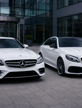 Szereg samochodów dostawczych i firmowych przed warsztatem – profesjonalny niezależny serwis Mercedes.