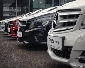 Samochody firmowe oczekujące na przegląd – profesjonalny niezależny serwis Mercedes dla flot.